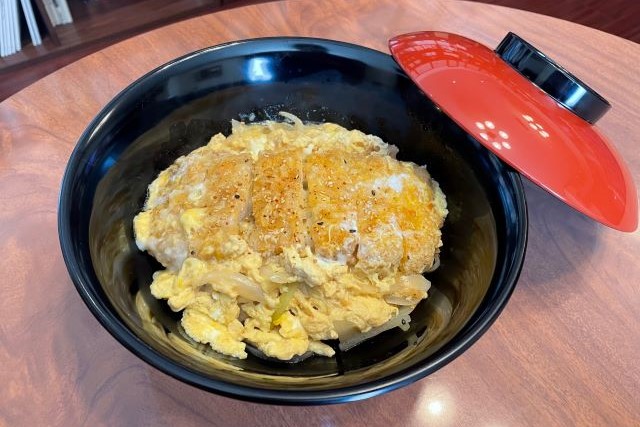 余市北島豚と江別太田ファーム卵のカツ丼定食（みそ汁、漬物付き）