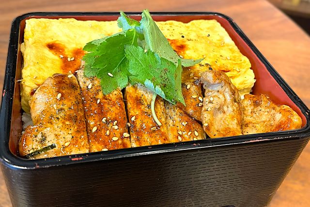 江別太田ファーム卵の黄金卵焼きと余市北島豚の山賊焼き重（みそ汁、漬物付き）