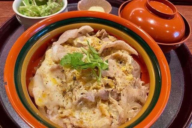 余市北島豚と江別太田ファーム卵の他人丼（みそ汁、漬物付き）
